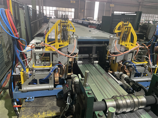 車廂板自動跟蹤點焊機